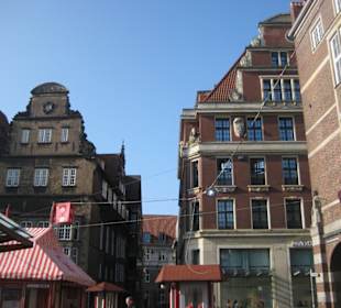 Marktplatz - weiter zum Blumenmarkt (rechts)