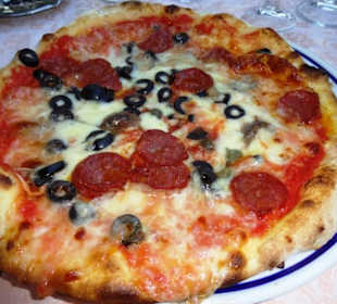 Leckere Pizza mit scharfer Salami