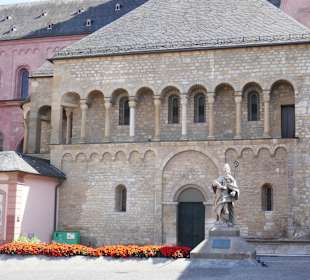 Rechts unten liegt der Maskenbrunnen