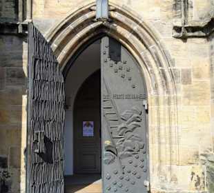 Der Eingang zur Stadtpfarrkirche