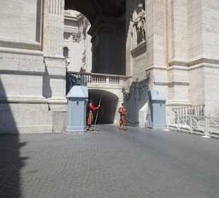 Petersdom Nebeneingang mit Schweizer Garde