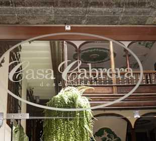 Hier ist ein Café, man kann Zeitungen lesen