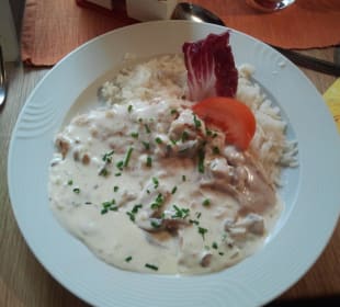Putenschnitzel mit Pfeffersoße und Champignons