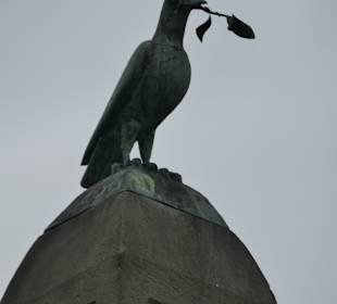 Obere Karlsbrücke: Friedenstaube auf dem Obelisken
