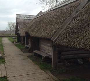 Holzweg vorbei an den Hütten