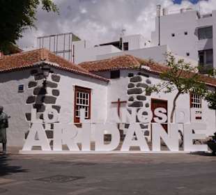 Schild der Stadt mit einem Musiker