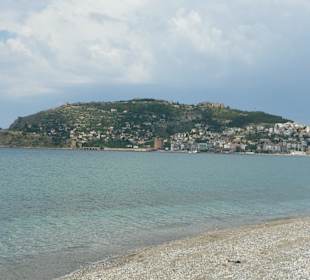 Pohled na hrad z městské pláže