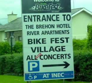 Blick aus dem fahrenden Reisebus auf das Bikefest