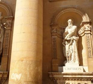 Figuren beim Eingang