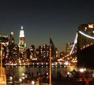 New York bei Nacht mit Brooklyn Bridge