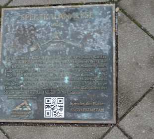 Infotafeln vor dem Schloss