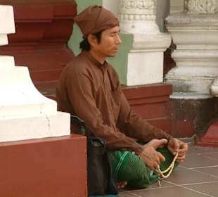 In der Shwedagon-Pagode/Yangoon