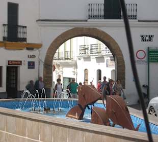 Stadttor mit Brunnen