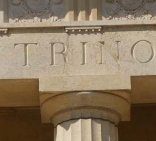 Inschrift über den Säulen