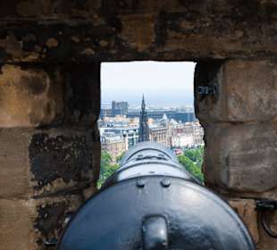 Старинная пушка на стене