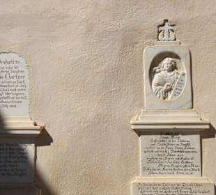 Epitaphe am Friedhof