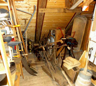 Gerätschaften unter dem Dach der Wassermühle