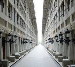 Der lange offene Gang im Innern