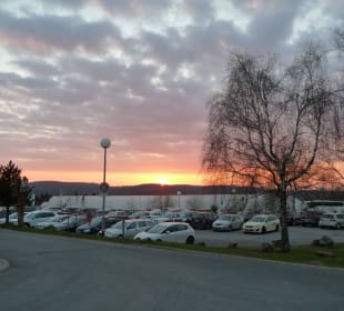 Sonnenuntergang über dem Parkplatz
