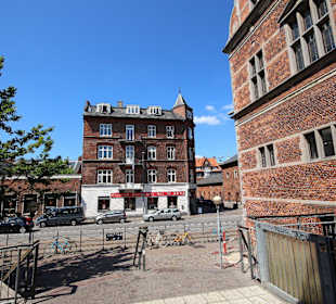 Enge Gassen und bunte Gebäude