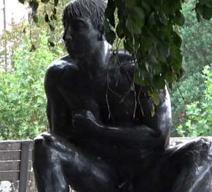 Skulptur "Hockender Schwimmer"