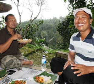 Unser Guide (re) und Fahrer