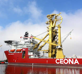 Vorbeifahrt an einem Seekabelverleger