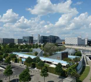 Blick von der Fußgängerbrücke am Paul-Löbe-Haus