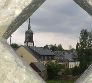 Blick von der Burgruine zur Kirche