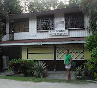 Inhaberin Lita vor ihrem Restaurant