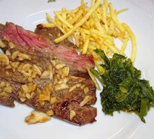 Rindersteak mit Kartoffelstäbchen und Grünkohl