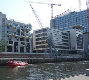 Traditionsschiffhafen und Elbphilharmonie