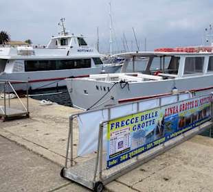 Abfahrten zur Neptunsgrotte im Hafen von Alghero