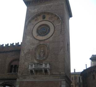 Turm mit Uhr 