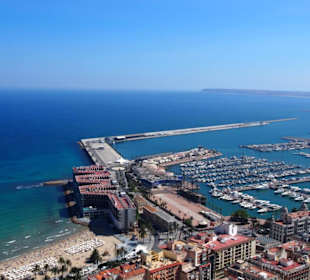 Blick über Alicante (Strand und Hafen)