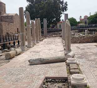 Kirche Agia Kiriaki Chrysopolitissa/ Paulussäule