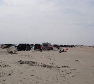 Auch an den Dünen die Autos