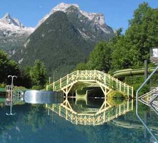 Das Steinbergbad gegen die Loferer Steinberge