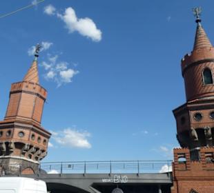 Die Oberbaumbrücke führt über die Spree