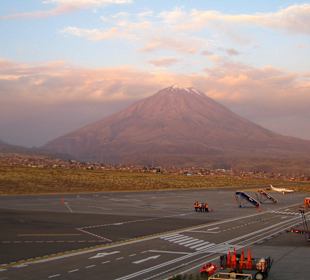 Sicht auf den Misti vom Flughafen Arequipa