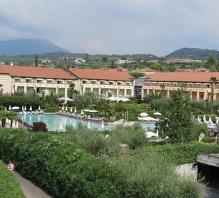 Außenansicht Hotel und Pool