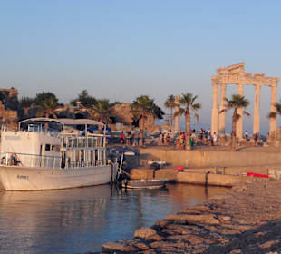 Hafen und Tempel in der Abendsonne