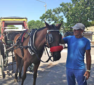 Bobby und Jess vor dem Valletta Citygate