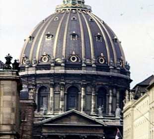 Die Marmorkirche im Hintergrund