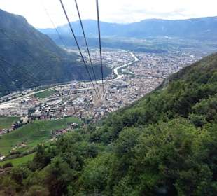 Blick von der Gondel auf Bozen