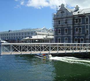 Die Schwenkbrücke an der Waterfront