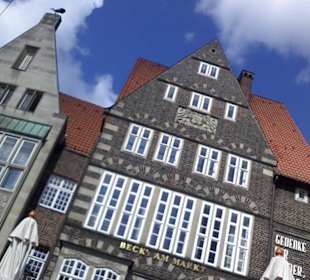 Schöner Markplatz am Rathaus