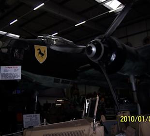 Flügzeug unter dem Dach