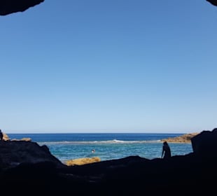 Blick vom inneren der Cova Tallada aufs Meer