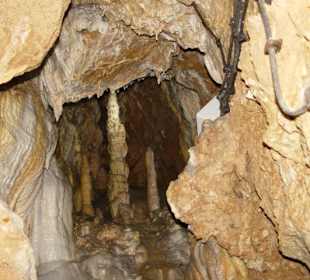 Kreuzigungsgruppe in der Teufelshöhle